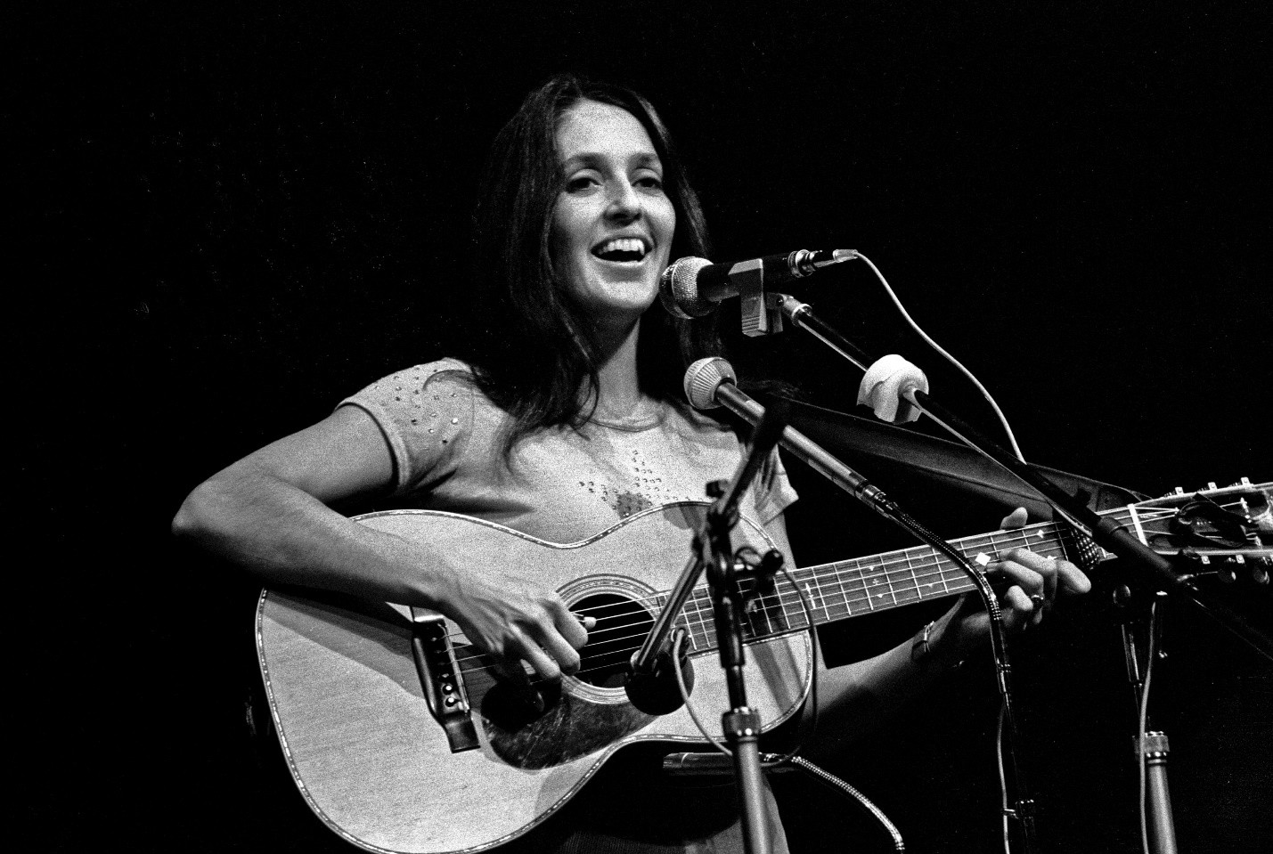 Photo Credit: https://upload.wikimedia.org/wikipedia/commons/3/33/Joan_Baez_Hamburg_1973_2811730005.jpg